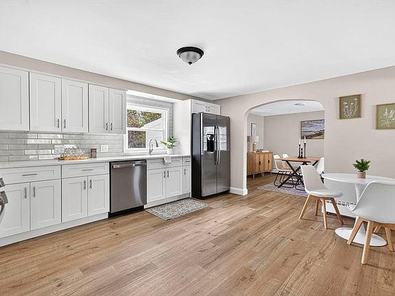 4th image of 10 Oak Pond Ave