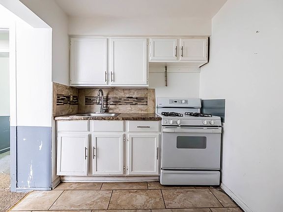 4th image of 652 E 105th Pl