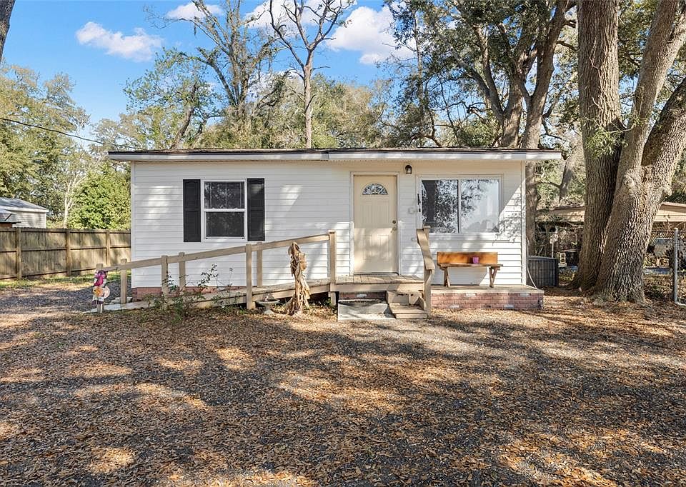 1st image of 3925 NE 92nd Pl