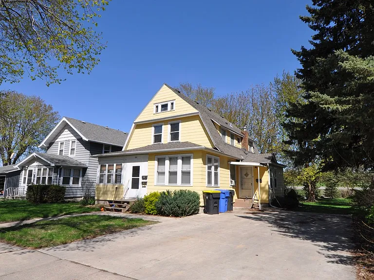914 Lyndale St — Photo 3