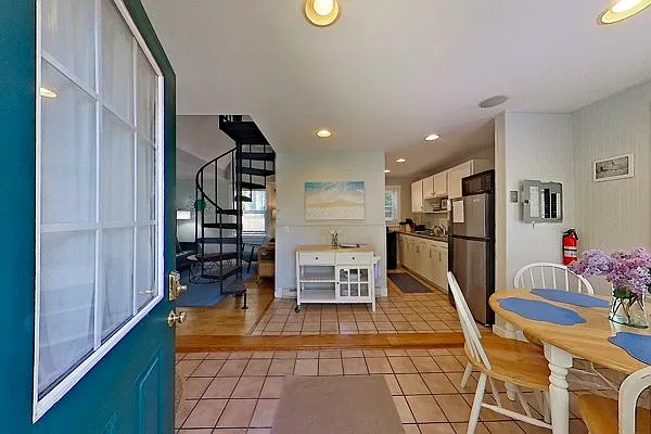 2 bed, 925 sqft, $1,950 — Photo 2