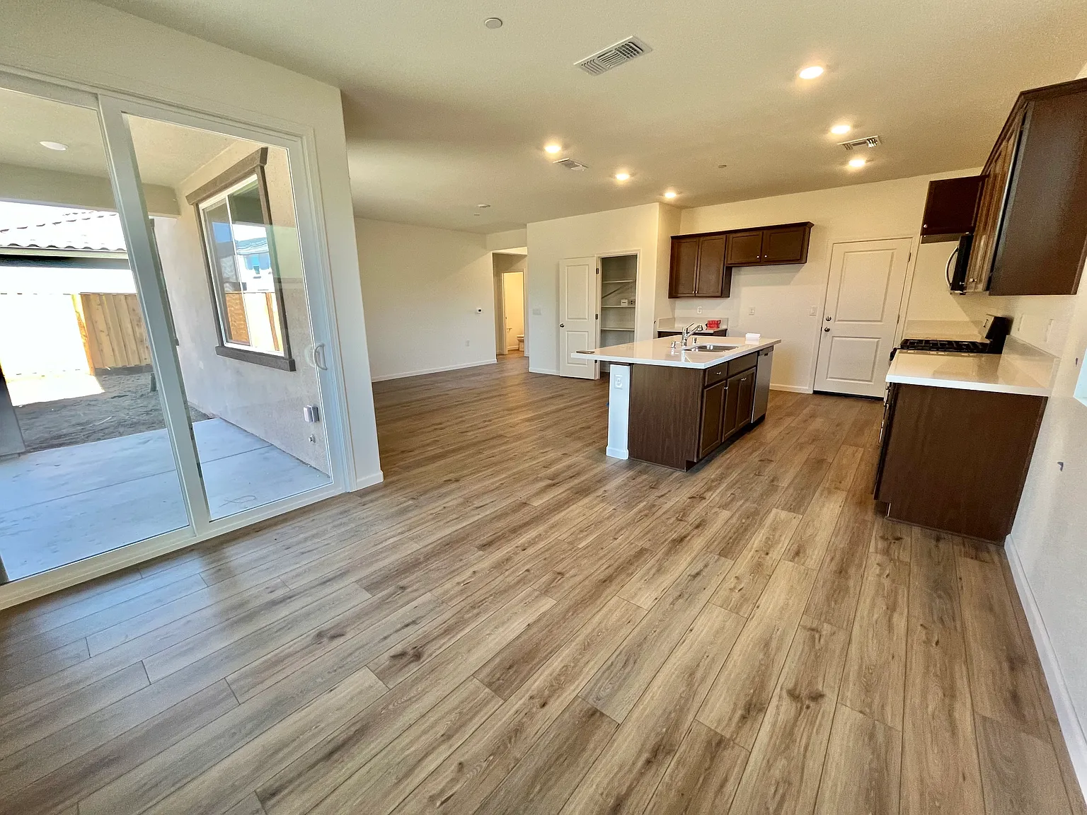 5 bed, 3.5 bath, 2350 sqft, $3,200 — Photo 4