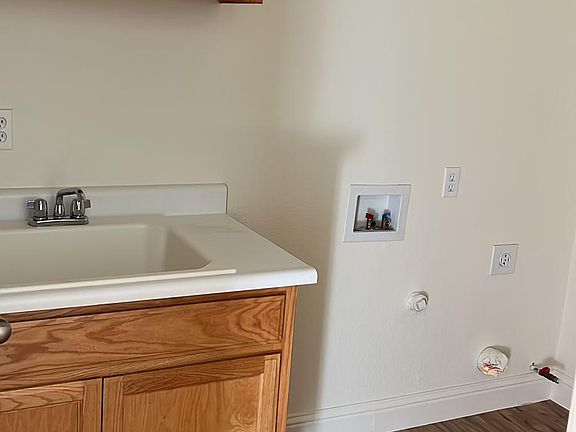 5th image of 1476 Wellington Ave