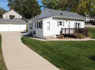 108 E 5th St, Anamosa, IA 52205