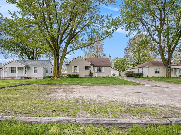 21128 Huron River Dr, Rockwood, MI 48173