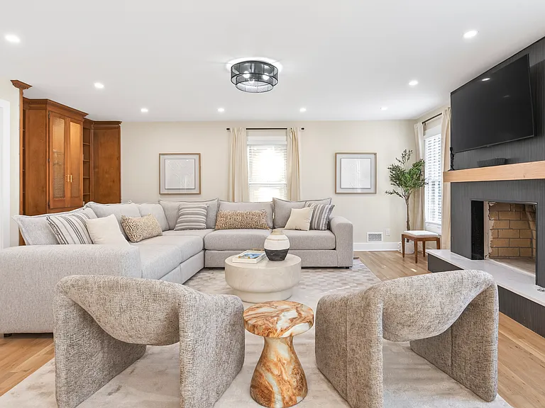 310 Rivoli Cir — Photo 6