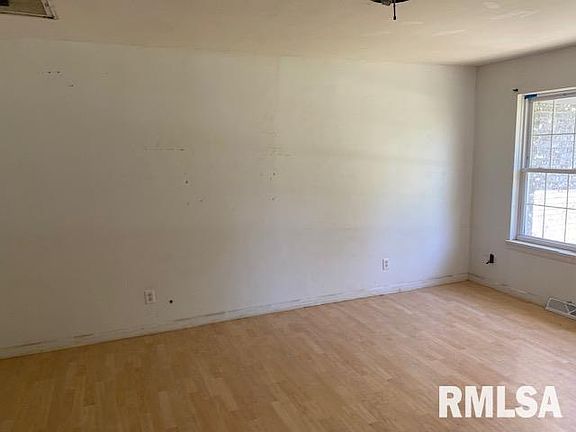 3rd image of 421 Woodland Dr
