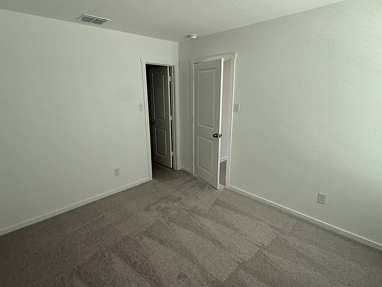 2053 Derby Ln — Photo 3