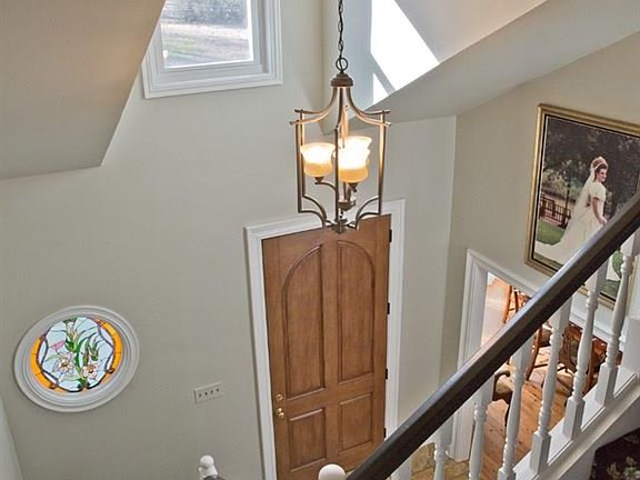 2nd image of 290 Windlake Ln