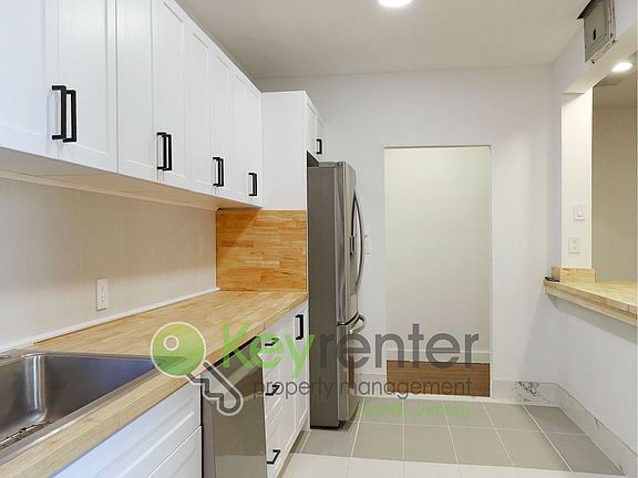 5th image of 260 Harrison Ave APT 205