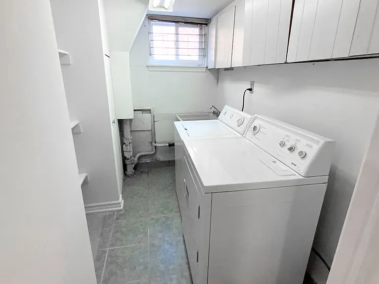 2 Kellyvale Rd #BASEMENT — Photo 11