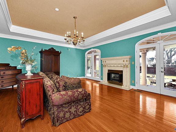 5th image of 2642 College St