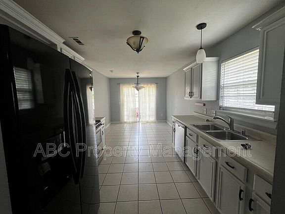 3rd image of 1001 S Eastview Dr