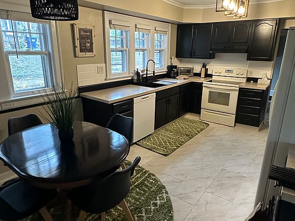 large kitchen with eat in breakfast nook