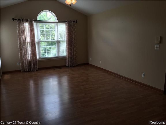 3rd image of 4773 Berkshire Dr