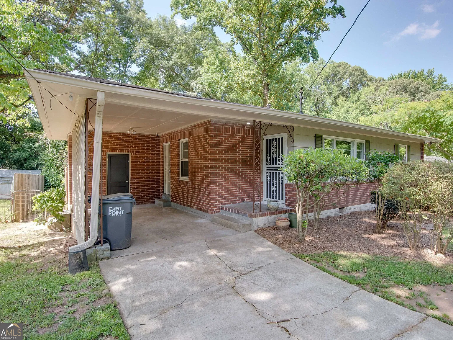 3 bed, 1.0 bath, 996 sqft, $1,565 — Photo 2