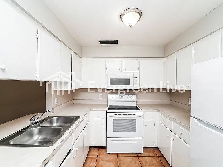 613 Charter Ct — Photo 9