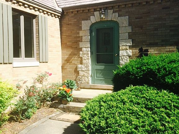 5th image of 401 W Hollyridge Cir