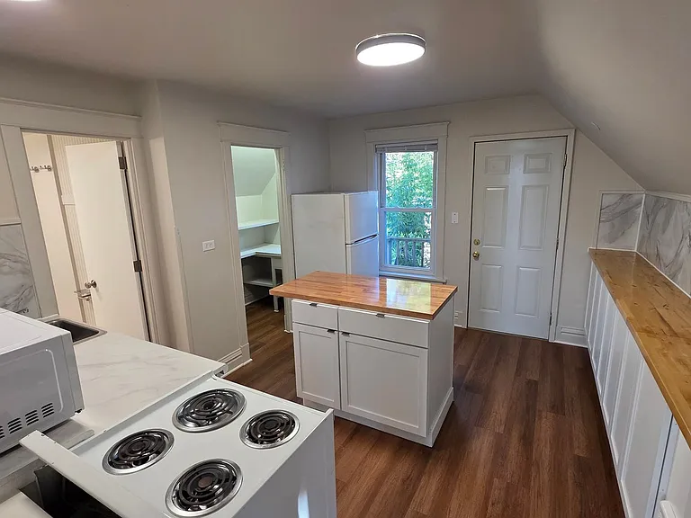 617 E 8th St — Photo 5
