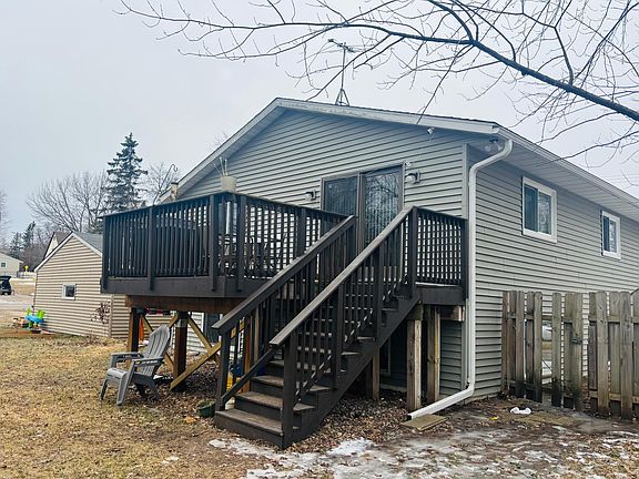 2nd image of 907 Pine St