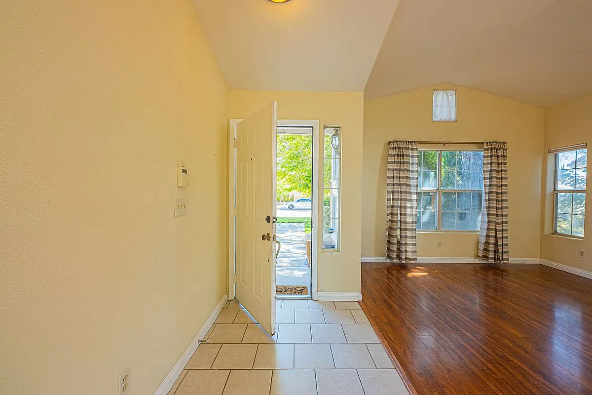 3 bed, 2.0 bath, 1672 sqft, $2,800 — Photo 4