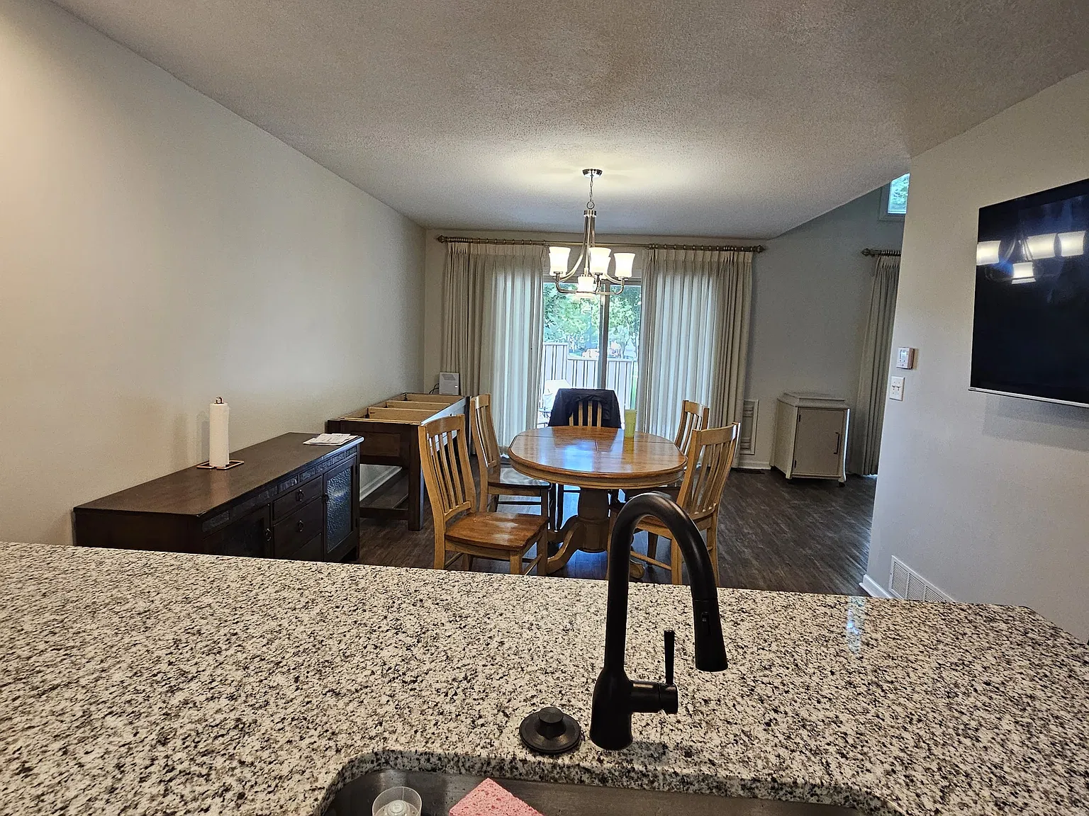 3 bed, 2405 sqft, $2,250 — Photo 4