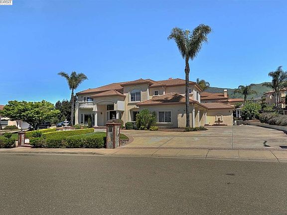 3rd image of 831 Wooded Hills Ct