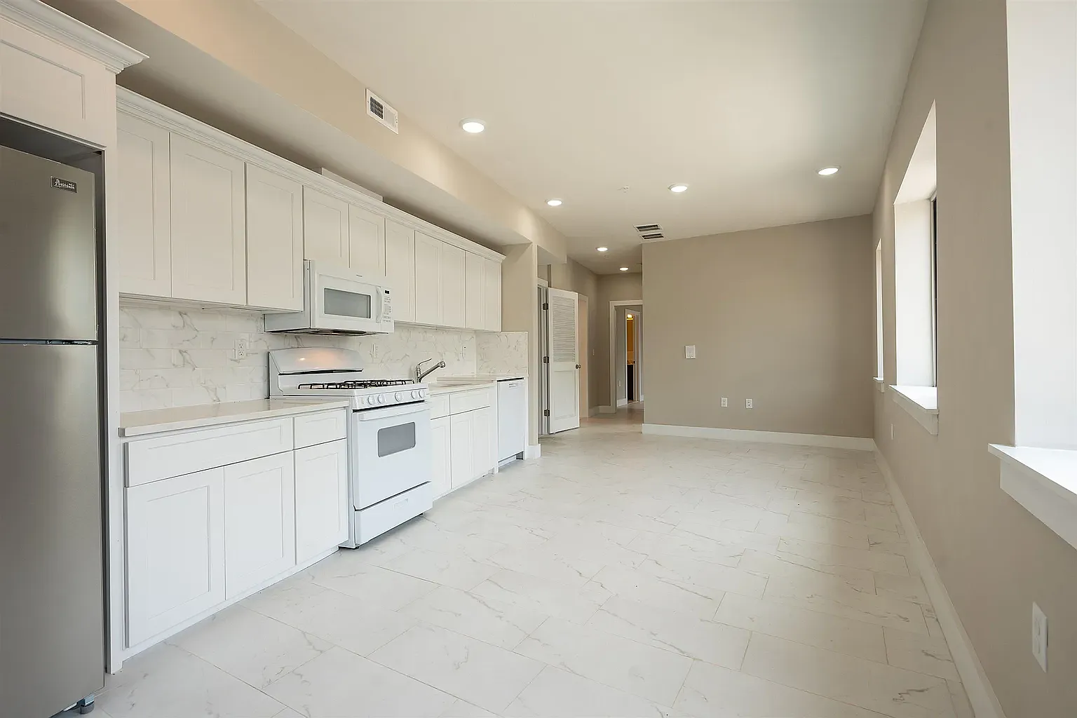 2 bed, 902 sqft, $3,000 — Photo 1