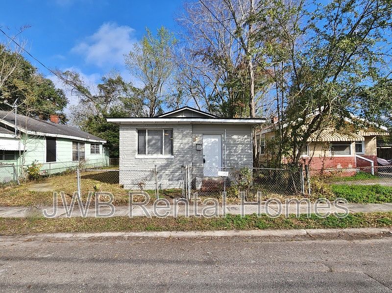 1st image of 2059 Baldwin St