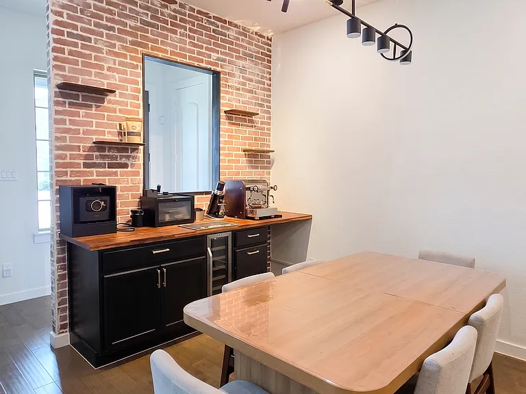 coffee bar & dinning area