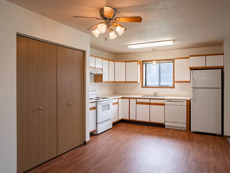 West Fargo, ND Lake Crest Apartments | 21E