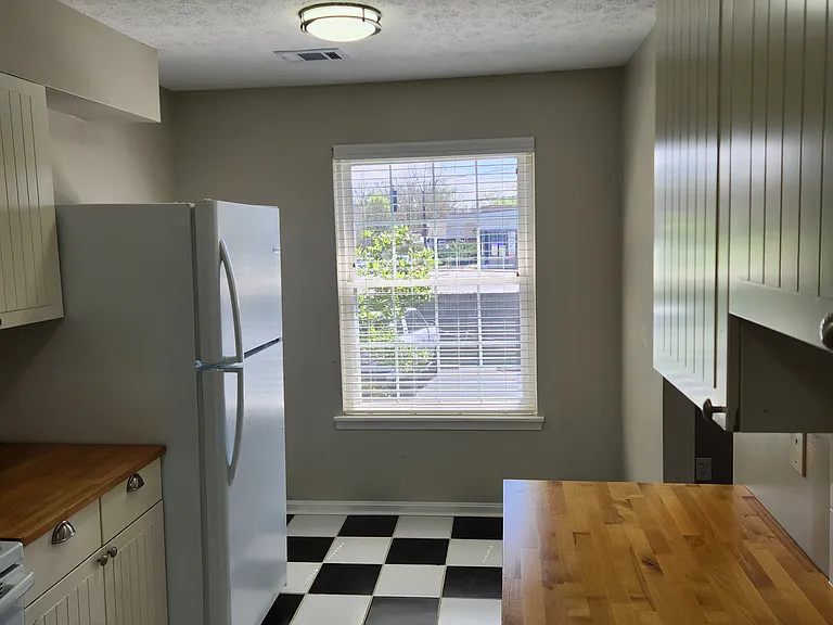 100 Forest Ct #4 — Photo 3