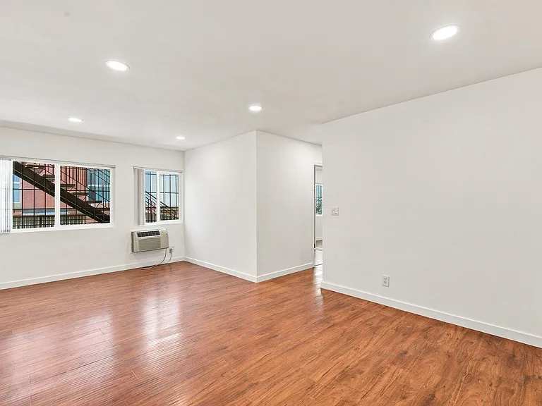 956 Elden Ave — Photo 1