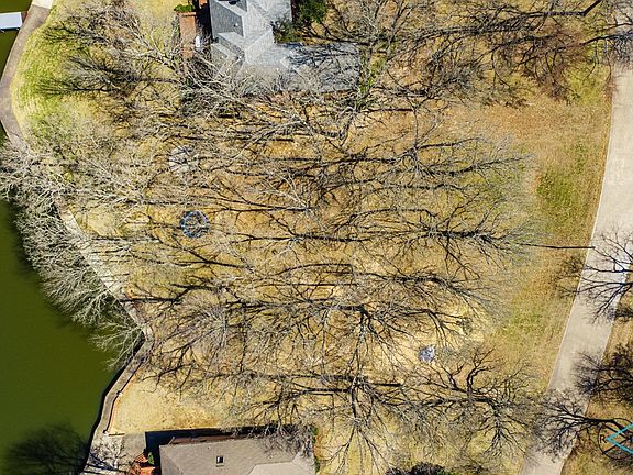 3rd image of Brentwood Dr