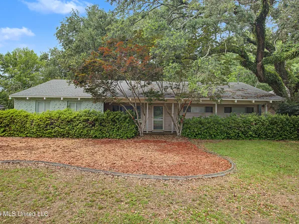 6621 Golf Club Dr, Diamondhead, MS 39525