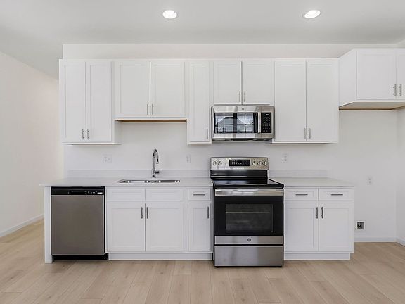 3rd image of 305 Fenbrook Way