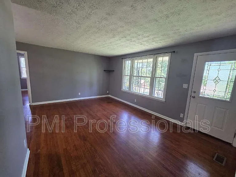 218 Walcott Dr — Photo 2