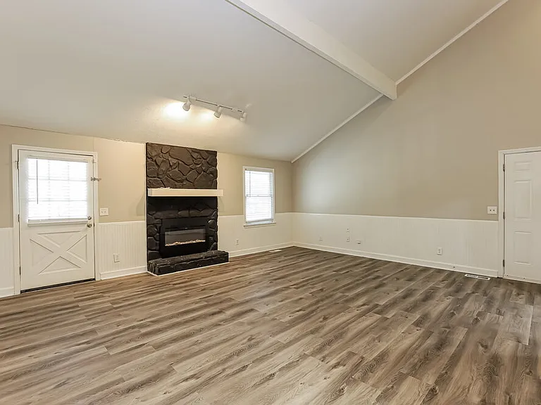 1398 Lakeview Pkwy — Photo 5