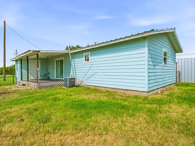 25263 N US Highway 281 — Photo 35