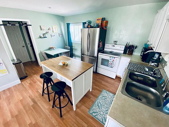 Kitchen w\ Open Floor Plan