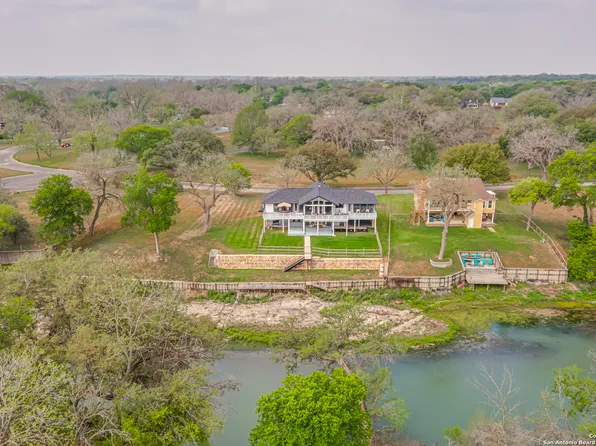 46 E Hampton, Seguin, TX 78155