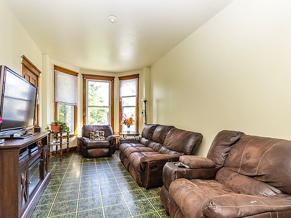 3rd image of 2339 W Barry Ave