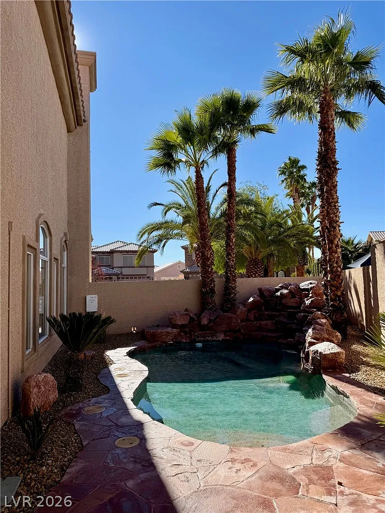 7 bed, 4.5 bath, 4396 sqft, $6,900 — Photo 3