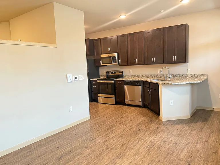 Lincoln Street Apartments — Photo 22