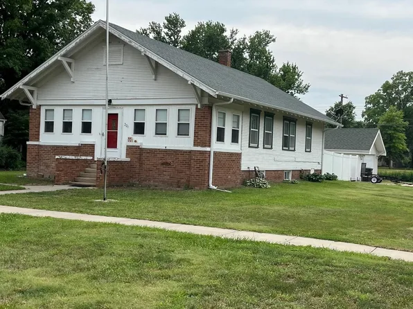 321 N Clay Ave, Clay Center, NE 68933