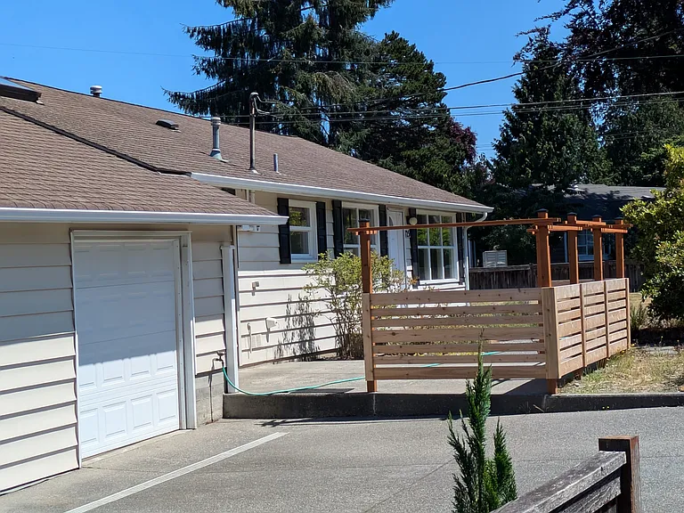 425 50th St SW — Photo 1