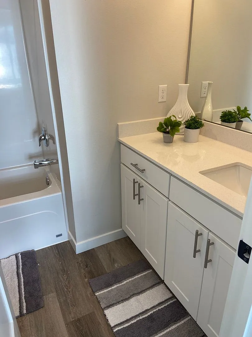 Contemporary 4 Bedroom, 3 Bath Townhome with 2-Car Garage! — Photo 4