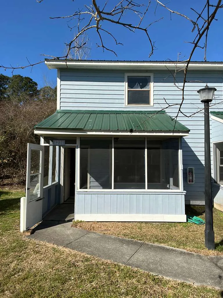 2 bed, 10 sqft, $1,400 — Photo 1