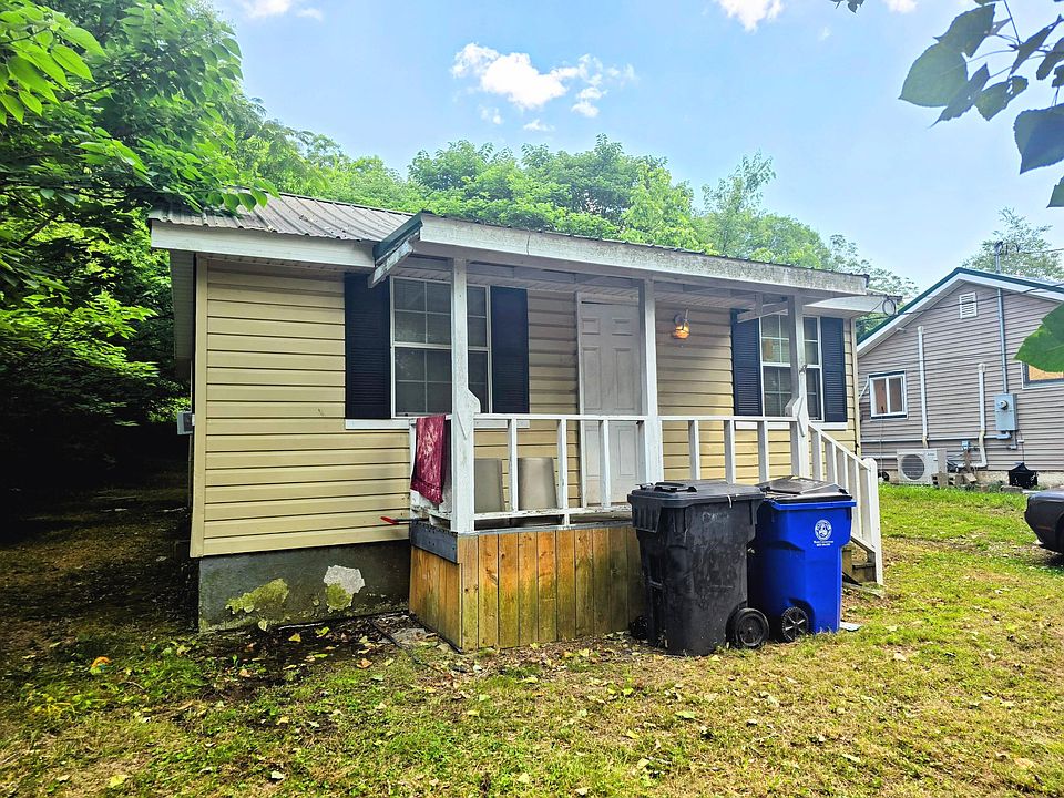 2nd image of 915 Lang St SE