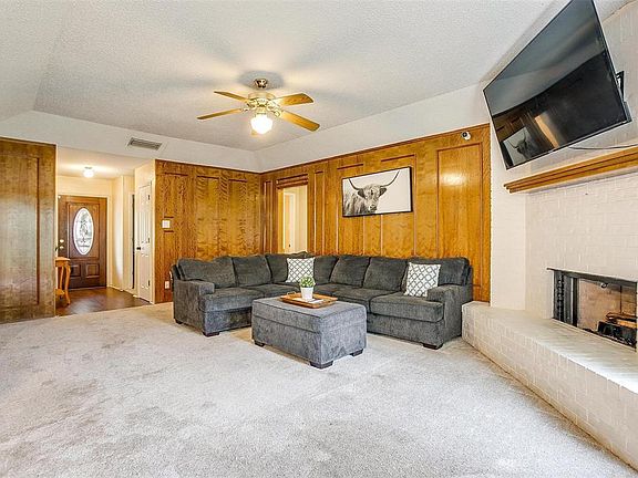 4th image of 220 NE Shady Oaks Dr